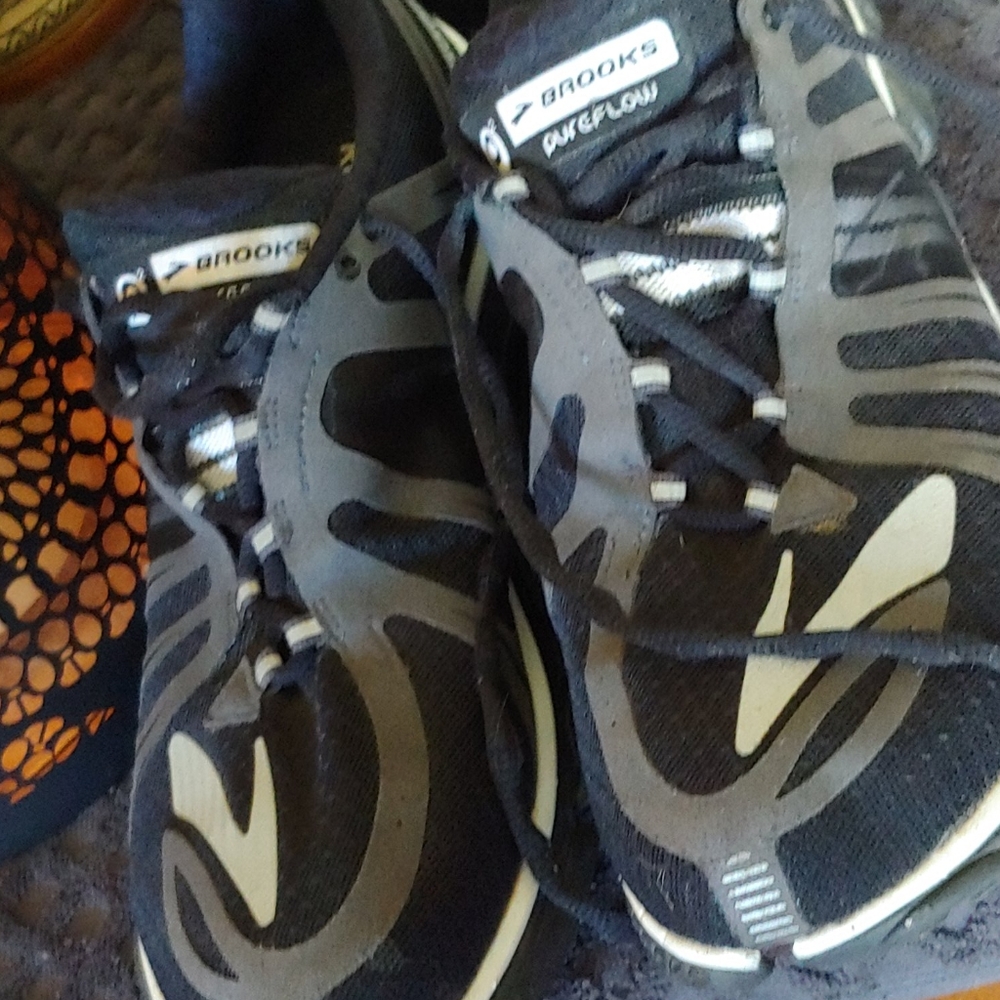 Like New Brooks PureFlow sneaker mens sz. 9.5M - Picture 14 of 14